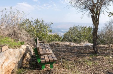 İsrail 'in kuzeyindeki Yukarı Celile' deki İsrail Margaliot köyünün girişinde dinlenmek için bir bank bulunmaktadır.