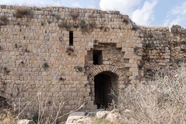 Haçlı Kalesi Şatosu Neuf - Metsudat Hunin 'in kalıntıları İsrail' in kuzeyindeki Yukarı Celile 'deki İsrail Margaliot köyünün girişinde yer almaktadır.