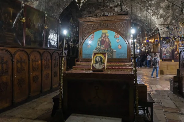 Lugar de oración con el icono de Jesucristo en el interior de la Tumba de la Virgen a pie del monte Eleón - Monte de los Olivos en Jerusalén Este en Israel — Foto de Stock