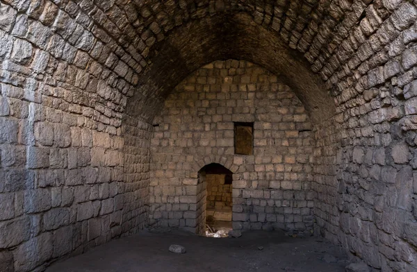 Sidohallen i ruiner av korsfararen Fästning Chateau Neuf - Metsudat Hunin ligger vid ingången till den israeliska Margaliot byn i Övre Galiléen i norra Israel — Stockfoto