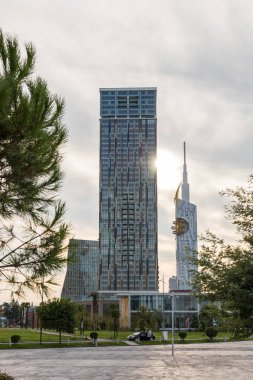Gürcistan 'ın Batumi kentindeki modern binaların gün batımında akşam manzarası