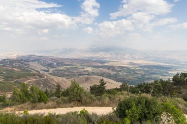 İsrail Misgav Am köyü yakınlarındaki Bania gözlem güvertesinden Yukarı Celile, Golan Tepeleri ve Kuzey İsrail ve Güney Lübnan 'daki Hermon Dağı' na kadar panoramik manzara