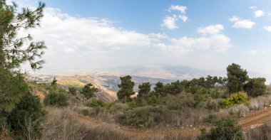 İsrail Misgav Am köyü yakınlarındaki Bania gözlem güvertesinden Yukarı Celile, Golan Tepeleri ve Kuzey İsrail ve Güney Lübnan 'daki Hermon Dağı' na kadar panoramik manzara