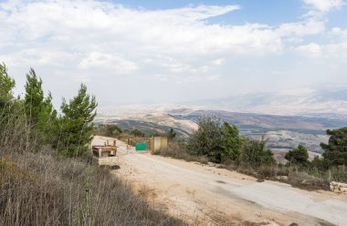 İsrail Misgav Am köyü yakınlarındaki Bania gözlem güvertesinden Yukarı Celile, Golan Tepeleri ve Kuzey İsrail ve Güney Lübnan 'daki Hermon Dağı' na kadar panoramik manzara
