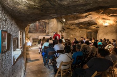 Bir vaiz, İsrail 'in Doğu Kudüs' teki Eleon Dağı 'nın yayan olarak Gethsemane Grotto' sunun ziyaretçilerine vaaz veriyor.