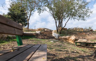 İsrail 'in kuzeyindeki Yukarı Celile' deki İsrail Margaliot köyünün girişinde dinlenmek için bir bank bulunmaktadır.