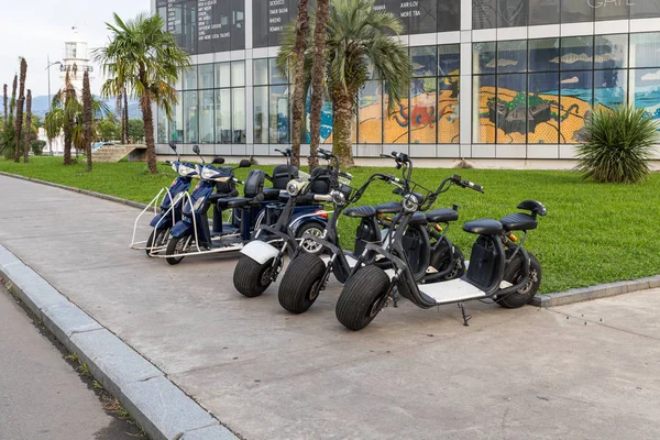 Transporte eléctrico a pie para los turistas se encuentra en el paseo marítimo de la ciudad de Batumi en Georgia — Foto de Stock