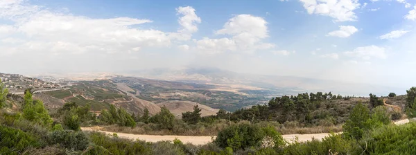 Panoramautsikt från Banias observationsdäck nära byn Misgav Am i Israel till dalen i övre Galiléen, Golanhöjderna och Hermonberget i norra Israel och södra Libanon — Stockfoto