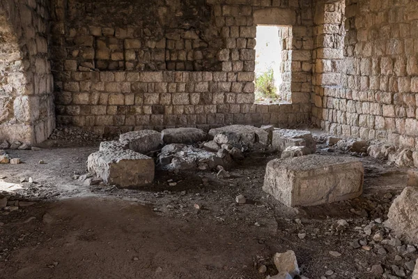 Las ruinas de la sala principal de la fortaleza cruzada Chateau Neuf - Metsudat Hunin se encuentra a la entrada del pueblo israelí de Margaliot en la Alta Galilea en el norte de Israel — Foto de Stock