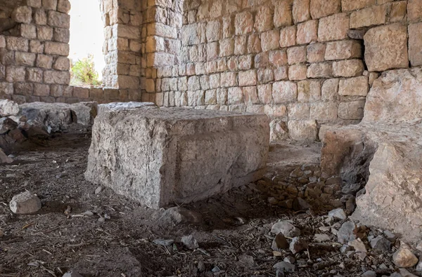 As ruínas do salão principal da fortaleza cruzada Chateau Neuf Metsudat Hunin está localizado na entrada para a aldeia Margaliot israelense na Alta Galiléia, no norte de Israel — Fotografia de Stock