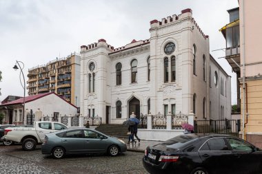 Orta Batumi sinagogu, Georgia 'nın Batumi şehrinde yağmurlu bir günde
