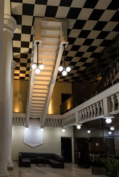 El interior del edificio invertido del restaurante White en la ciudad de Batumi - la capital de Adjara en Georgia — Foto de Stock