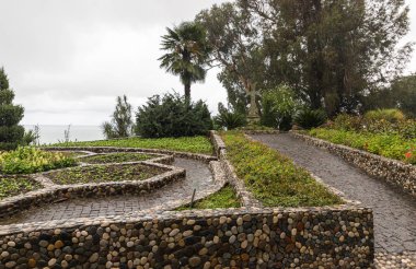 Yağmurlu bir günde Gürcistan 'daki Batum Botanik Bahçesi' nde dekoratif bir teras manzarası
