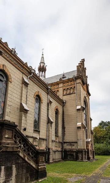 La parte lateral de la Catedral de la Santísima Virgen de la Natividad en la ciudad de Batumi - la capital de Adjara en Georgia — Foto de Stock