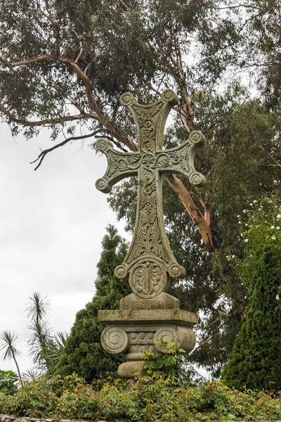 Veduta di una grande croce di pietra in una giornata piovosa nell'Orto Botanico Batumi in Georgia — Foto Stock