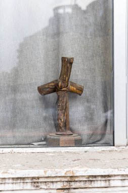 Gürcistan haçı, Gürcistan 'ın başkenti Adjara' daki Batumi şehrinin penceresinde tahta ayaklıklardan yapılmıştır.