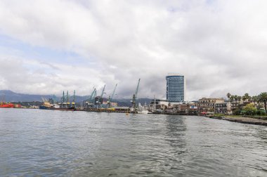 Kargo limanı, Gürcistan 'ın başkenti olan Batumi şehrinin Karadeniz kıyısında yağmurlu bir günde