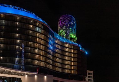 Gürcistan 'ın başkenti Adjara' daki Palm Otel ve Alfabe Kulesi 'nin gece manzarası