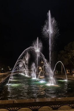 Gürcistan 'ın başkenti Adjara' daki Batum Bulvarı Çeşmeleri 'nin gece manzarası