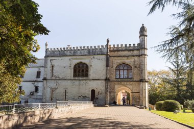 Dadiani Sarayı 'nın yan girişi. Gürcistan' ın Zugdidi şehrindeki Megreyen prenslerin eski bir ailesinin evi.