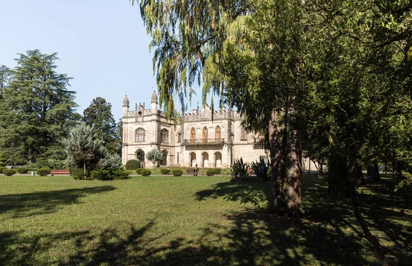 Parken av Dadiani Palace - hemvist för en gammal familj av Megrelian prinsar i Zugdidi stad i Georgien — Stockfoto
