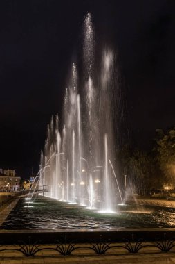 Gürcistan 'ın başkenti Adjara' daki Batum Bulvarı Çeşmeleri 'nin gece manzarası