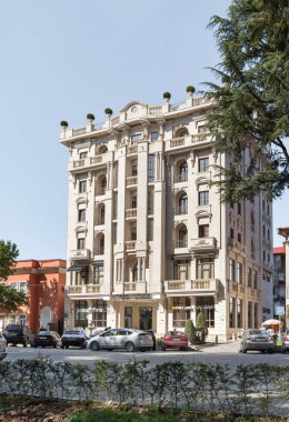 Gürcistan 'ın başkenti Zugdidi şehrinin ana caddesindeki Sovyet döneminden kalma binalar.