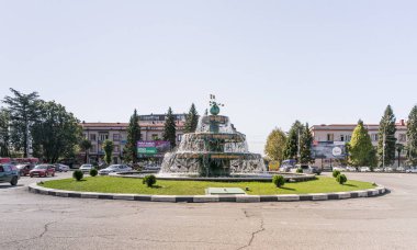 Zugdidi Şehir Merkezi 'ndeki büyük çeşme Gürcistan' ın Zugdidi kentindeki Özgürlük Meydanı.