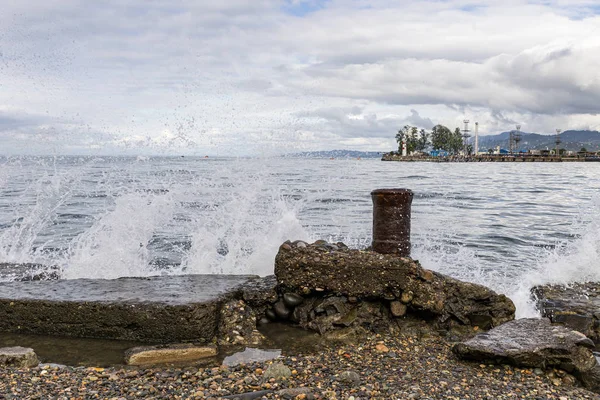 Havet surfa på strandpromenaden i Batumi stad - huvudstad i Adzjarien i Georgien — Stockfoto