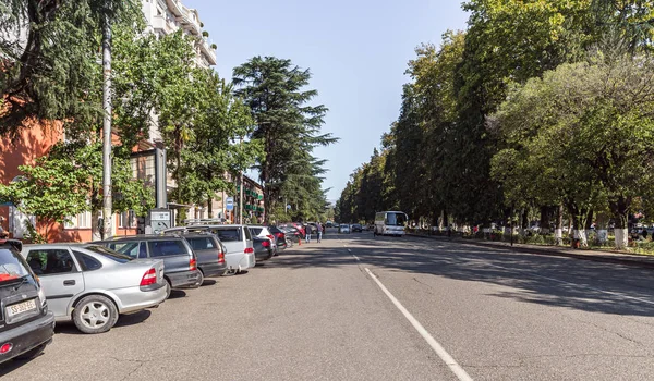 La calle central - Tiflis - Senaki - Leselidze Hwy en la ciudad de Zugdidi en Georgia — Foto de Stock