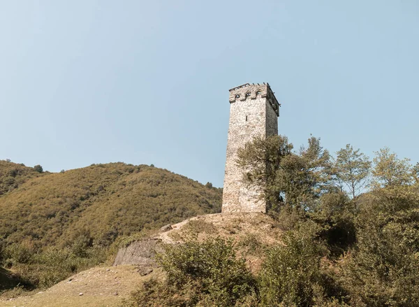 Ruinas de una torre de vigilancia abandonada de Svaneti están en una colina en Georgia —  Fotos de Stock