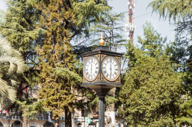 Gürcistan 'ın Zugdidi kentindeki Zugdidi Şehir Merkezi' nde büyük bir saat duruyor.