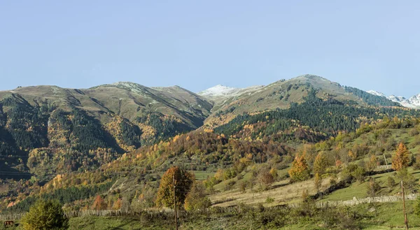 Vista panorámica de las montañas y picos en la nieve, visible en la distancia, en la parte montañosa de Georgia - Svaneti al atardecer —  Fotos de Stock