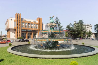 Zugdidi Şehir Merkezi 'ndeki büyük çeşme Gürcistan' ın Zugdidi kentindeki Özgürlük Meydanı.