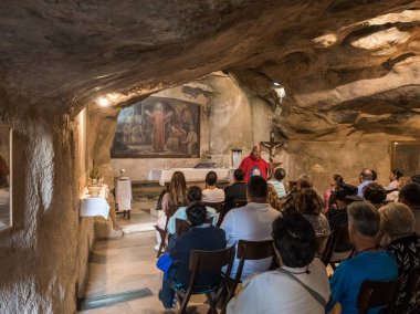Bir vaiz, İsrail 'in Doğu Kudüs' teki Eleon Dağı 'nın yayan olarak Gethsemane Grotto' sunun ziyaretçilerine vaaz veriyor.