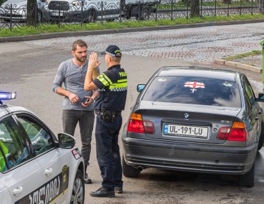 Bir polis, sürücüye Gürcistan 'ın başkenti Adjara' da şiddet uyguladığını açıkladı.