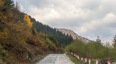 Dağların arasından geçen dağ yolu, Gürcistan 'ın dağlık kesimindeki Svaneti' de karlı zirvelere karşı.