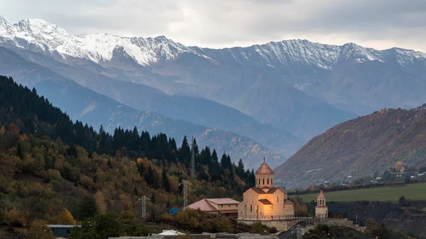 Vista panorámica de la madrugada del pueblo de Mestia en Svaneti, la iglesia de San Niño y los picos nevados de las montañas en la distancia en la parte montañosa de Georgia — Foto de Stock