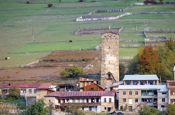 Tidig morgon panoramautsikt över byn Mestia i Svaneti i den bergiga delen av Georgien — Stockfoto