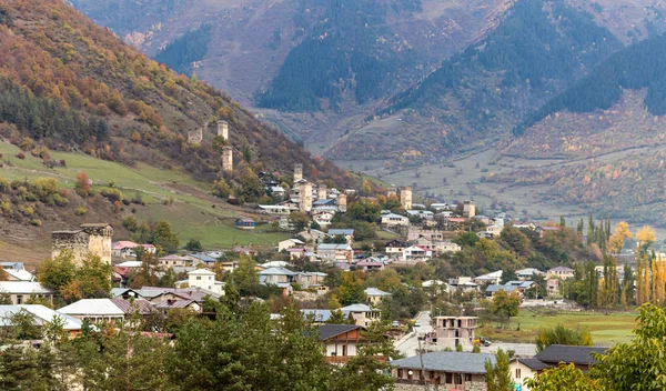 Vista panorámica temprano en la mañana del pueblo de Mestia en Svaneti, en la parte montañosa de Georgia — Foto de Stock