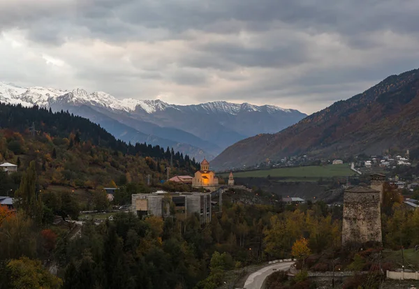 Vista panorámica de la madrugada del pueblo de Mestia en Svaneti y los picos nevados de las montañas en la distancia en la parte montañosa de Georgia — Foto de Stock