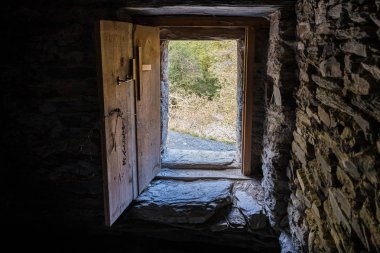 Dağların gözetleme kulesinin eteğindeki nehrin eteklerinde duran yalnız bir adamın kalıntılarından çıkan kapı - Koshki - Georgi 'nin dağlık kesimindeki Svaneti' de Aşk Kulesi olarak adlandırılır.