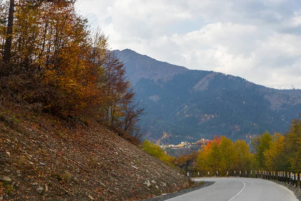 Estrada de montanha que passa entre as montanhas em Svaneti, na parte montanhosa da Geórgia — Fotografia de Stock