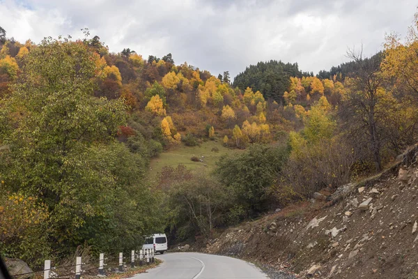 Гірська дорога, що проходить між горами Сванеті (гірська частина Грузії). — стокове фото