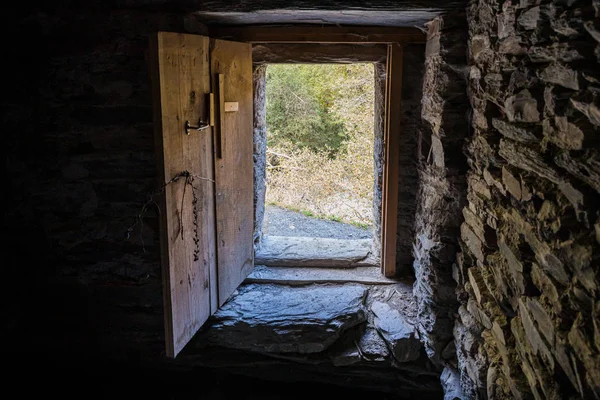 The door from the remains of a lonely standing on the river at the foot of the mountains watchtower - Koshki - called the Tower of Love in Svaneti in the mountainous part of Georgi — Stock Photo, Image