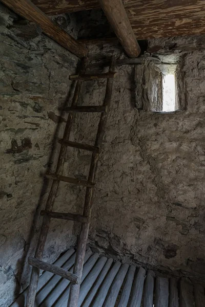 Uma escadaria entre andares dentro de uma solitária margem do rio aos pés das montanhas da torre de vigia - Koshki - chamada Torre do Amor em Svaneti, na parte montanhosa da Geórgia — Fotografia de Stock