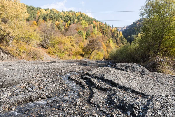 Letto di fiume mezzo essiccato dopo aver lasciato le montagne a Svaneti nella parte montuosa della Georgia — Foto Stock