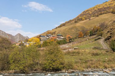 Gürcistan 'ın dağlık kesiminde, Svaneti' deki dağların eteklerinde küçük bir köy.