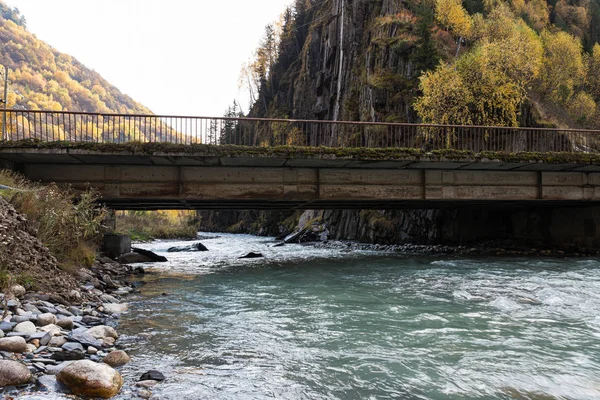 Transportbrug over de bedding van een bergrivier in Svaneti in het bergachtige deel van Georgië — Stockfoto