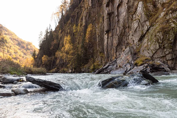 Stormachtige berg rivier Patara Enguri stroomt aan de voet van de bergen in Svaneti in het bergachtige deel van Georgië in de vroege ochtend — Stockfoto